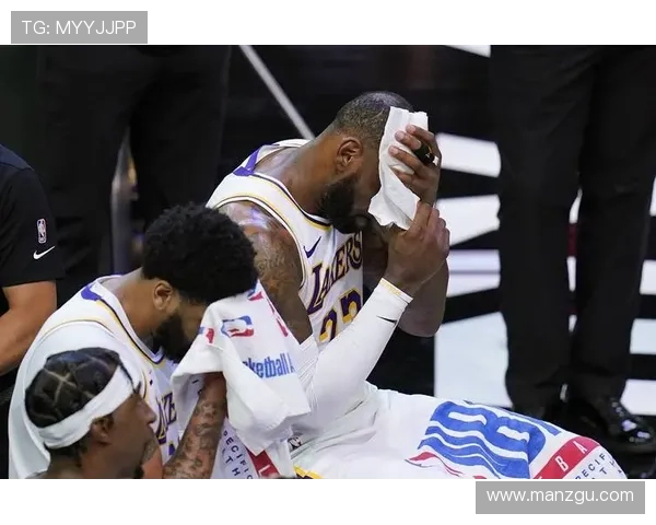 NBA赛季最新动态：詹姆斯领衔湖人季前赛夺胜 交易传闻不断球队调整策略